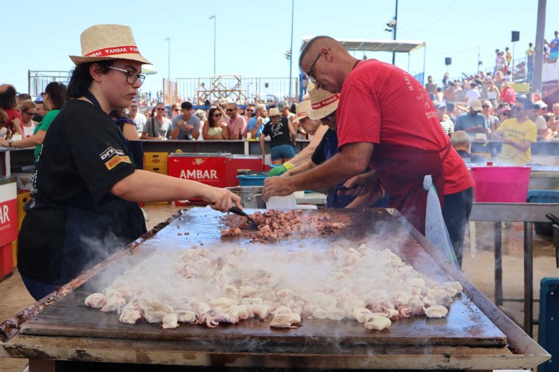 GALERIA DE FOTOS de l'estrene del BARET de les festes de DUANES: gran ambient, “botellins” a caixes i, a més… bous a la mar GALERIA DE FOTOS de l'estrene del BARET de les festes de DUANES: gran ambient, “botellins” a caixes i, a més… bous a la mar